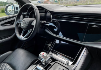 Подержанный автомобиль Audi Q8 2021 года (9 фото)