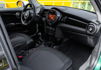 Подержанный автомобиль MINI Hatch 2021 года (9 фото)