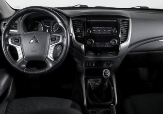 Подержанный автомобиль Mitsubishi Pajero Sport 2019 года (12 фото)