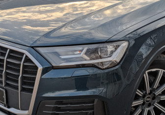Подержанный автомобиль Audi Q7 2022 года (17 фото)