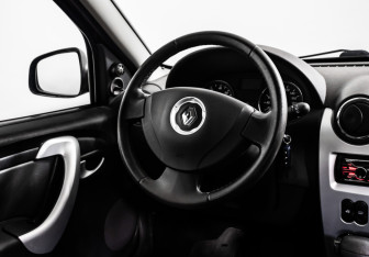 Подержанный автомобиль Renault Sandero 2011 года (13 фото)