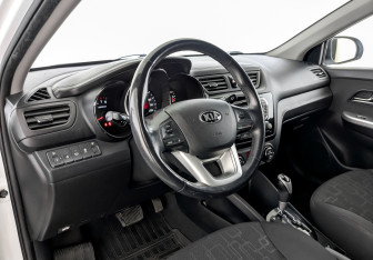 Подержанный автомобиль Kia Rio Hatchback 2014 года (16 фото)