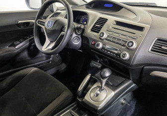 Подержанный автомобиль Honda Civic Sedan 2007 года (9 фото)