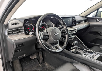 Подержанный автомобиль Kia K5 2021 года (16 фото)