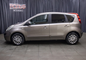 Подержанный автомобиль Nissan Note 2006 года (8 фото)