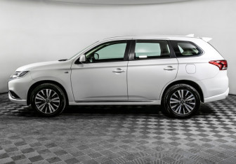 Подержанный автомобиль Mitsubishi Outlander 2022 года (8 фото)