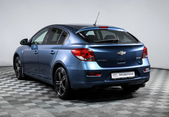 Подержанный автомобиль Chevrolet Cruze Hatchback 2013 года (7 фото)