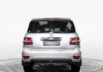 Подержанный автомобиль Nissan Patrol 2014 года (6 фото)