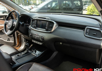 Подержанный автомобиль Kia Sorento 2017 года (7 фото)