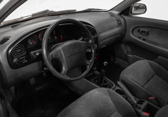 Подержанный автомобиль Kia Spectra Sedan 2006 года (7 фото)