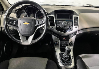 Подержанный автомобиль Chevrolet Cruze Hatchback 2012 года (12 фото)