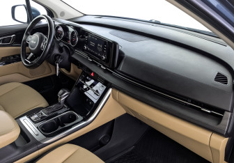 Подержанный автомобиль Kia Carnival 2022 года (13 фото)