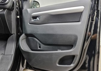 Подержанный автомобиль Peugeot Traveller 2018 года (22 фото)