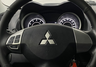 Подержанный автомобиль Mitsubishi Lancer Sedan 2012 года (15 фото)