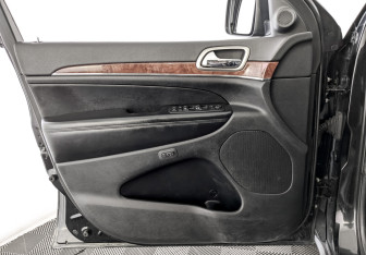 Подержанный автомобиль Jeep Grand Cherokee 2012 года (19 фото)