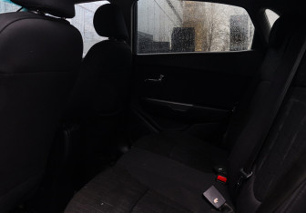 Подержанный автомобиль Kia Rio Hatchback 2012 года (8 фото)