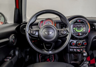 Подержанный автомобиль MINI Hatch 2017 года (21 фото)