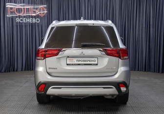 Подержанный автомобиль Mitsubishi Outlander 2019 года (6 фото)
