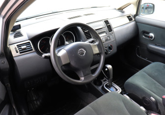 Подержанный автомобиль Nissan Tiida Hatchback 2013 года (7 фото)