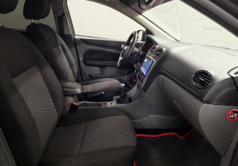 Подержанный автомобиль Ford Focus Hatchback 2011 года (9 фото)