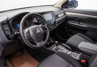 Подержанный автомобиль Mitsubishi Outlander 2012 года (9 фото)