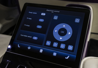 Подержанный автомобиль Voyah Dream 2023 года (20 фото)