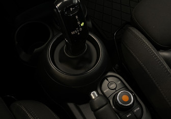 Подержанный автомобиль MINI Hatch 2019 года (19 фото)