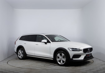 Подержанный автомобиль Volvo V60 Cross Country 2021 года (3 фото)