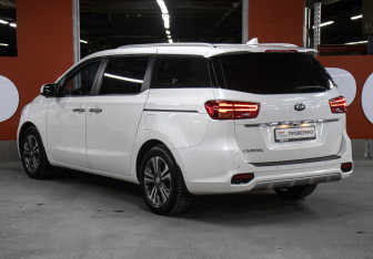 Подержанный автомобиль Kia Carnival 2019 года (7 фото)