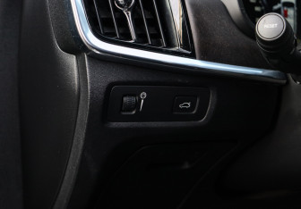 Подержанный автомобиль Volvo V90 Cross Country 2019 года (18 фото)