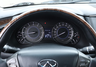 Подержанный автомобиль Infiniti QX56 2011 года (10 фото)