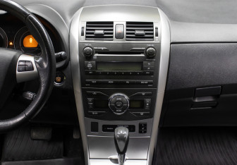 Подержанный автомобиль Toyota Corolla Sedan 2011 года (15 фото)