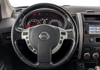 Подержанный автомобиль Nissan X-Trail 2014 года (22 фото)