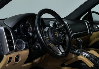Подержанный автомобиль Porsche Cayenne 2015 года (13 фото)
