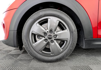 Подержанный автомобиль MINI Hatch 2018 года (18 фото)