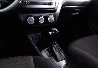 Подержанный автомобиль Kia Rio Hatchback 2015 года (8 фото)