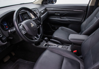 Подержанный автомобиль Mitsubishi Outlander 2016 года (10 фото)