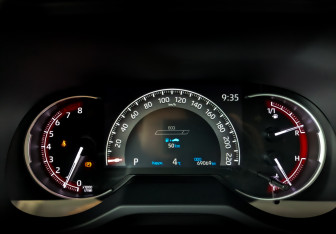 Подержанный автомобиль Toyota RAV4 2020 года (13 фото)