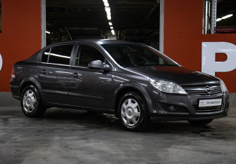 Подержанный автомобиль Opel Astra Sedan 2012 года (3 фото)