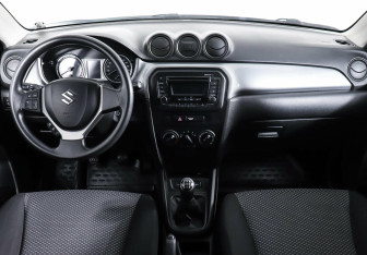 Подержанный автомобиль Suzuki Vitara 2015 года (10 фото)