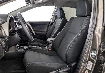 Подержанный автомобиль Toyota RAV4 2016 года (20 фото)
