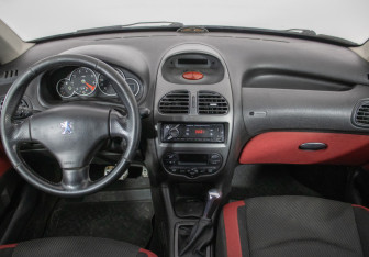 Подержанный автомобиль Peugeot 206 Hatchback 2007 года (13 фото)