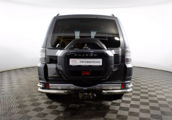Подержанный автомобиль Mitsubishi Pajero 2015 года (6 фото)