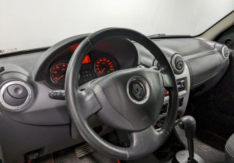 Подержанный автомобиль Renault Sandero 2012 года (12 фото)