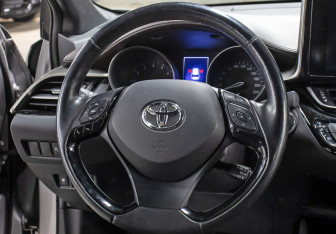 Подержанный автомобиль Toyota C-HR 2019 года (17 фото)