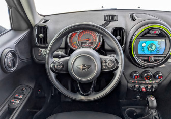 Подержанный автомобиль MINI Countryman 2018 года (21 фото)