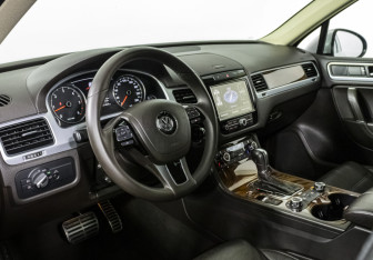 Подержанный автомобиль Volkswagen Touareg 2011 года (10 фото)
