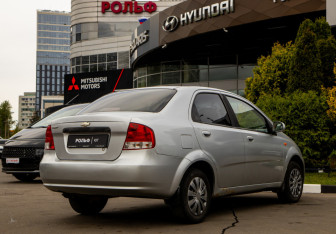 Подержанный автомобиль Chevrolet Aveo Sedan 2005 года (4 фото)