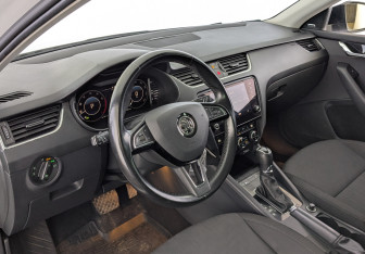Подержанный автомобиль Skoda Octavia Liftback 2019 года (15 фото)