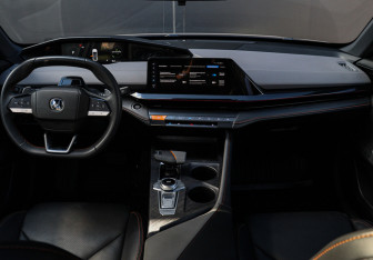 Подержанный автомобиль Changan UNI-V 2023 года (9 фото)